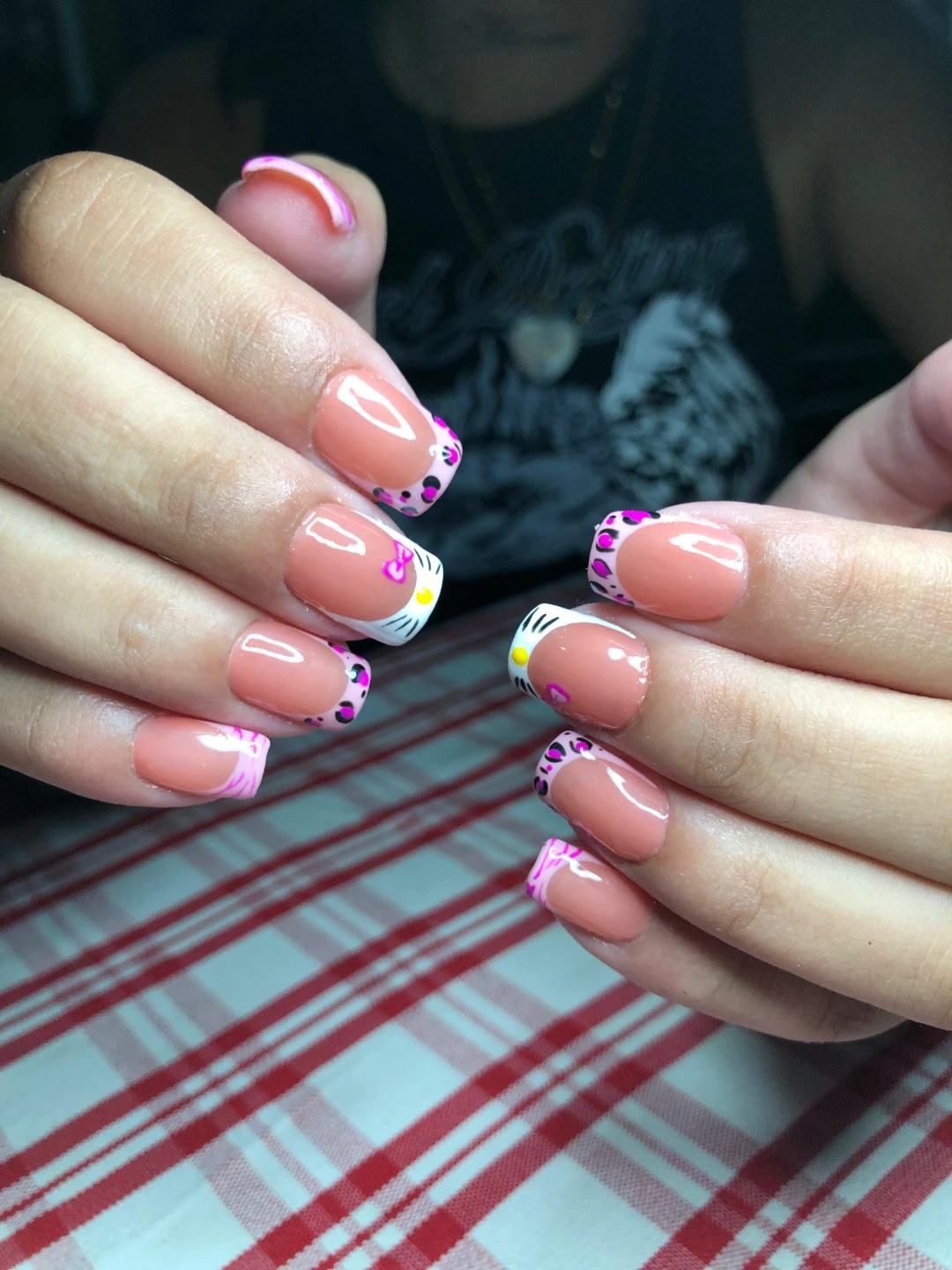 Portada de Nails Mora